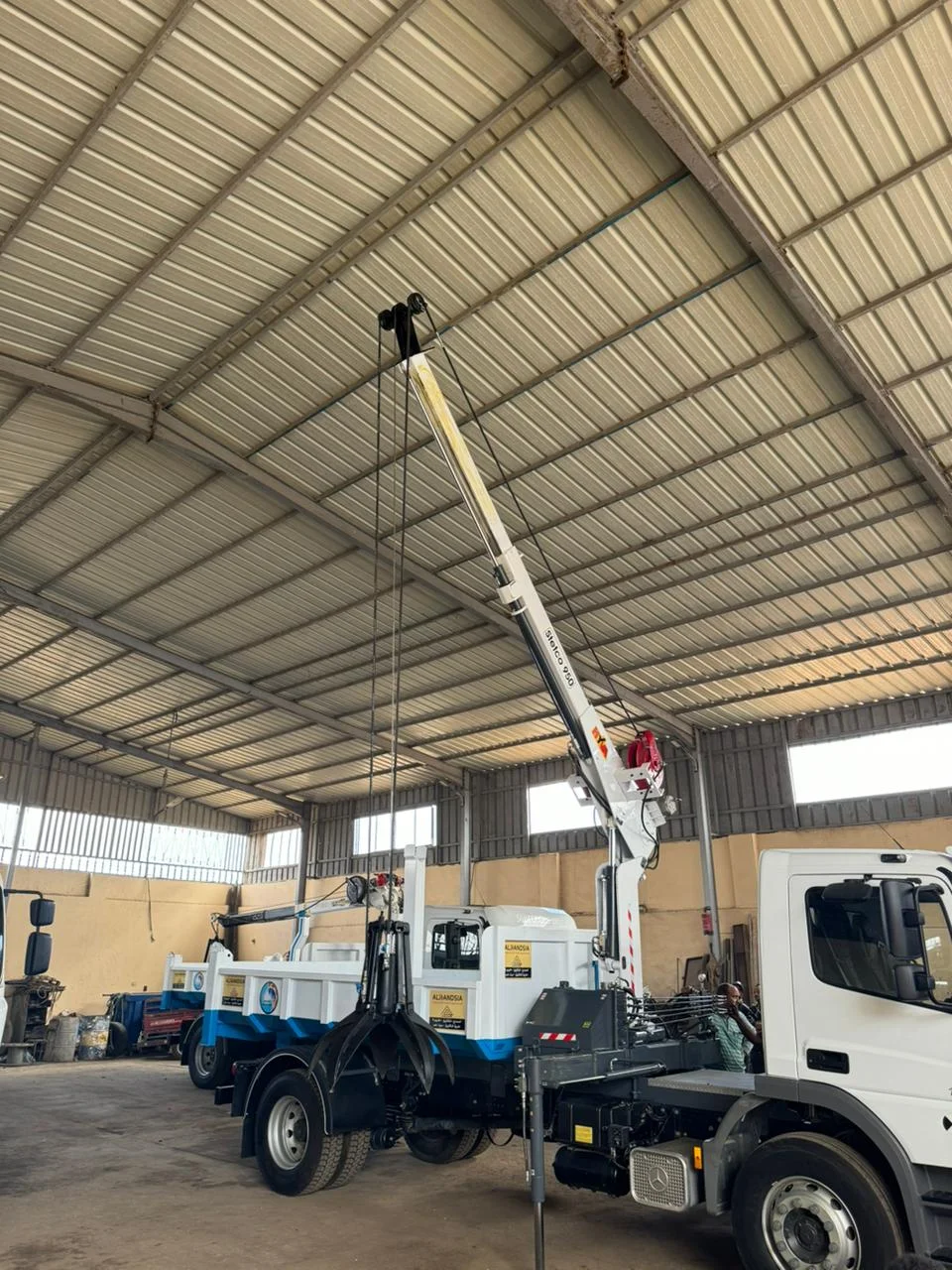 Hydraulic rams for lifting waste 10