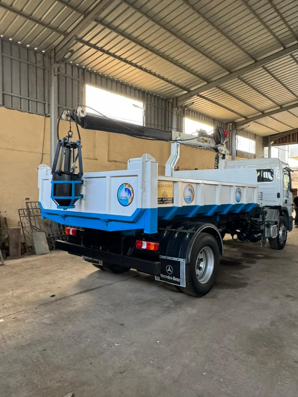 Hydraulic rams for lifting waste 7