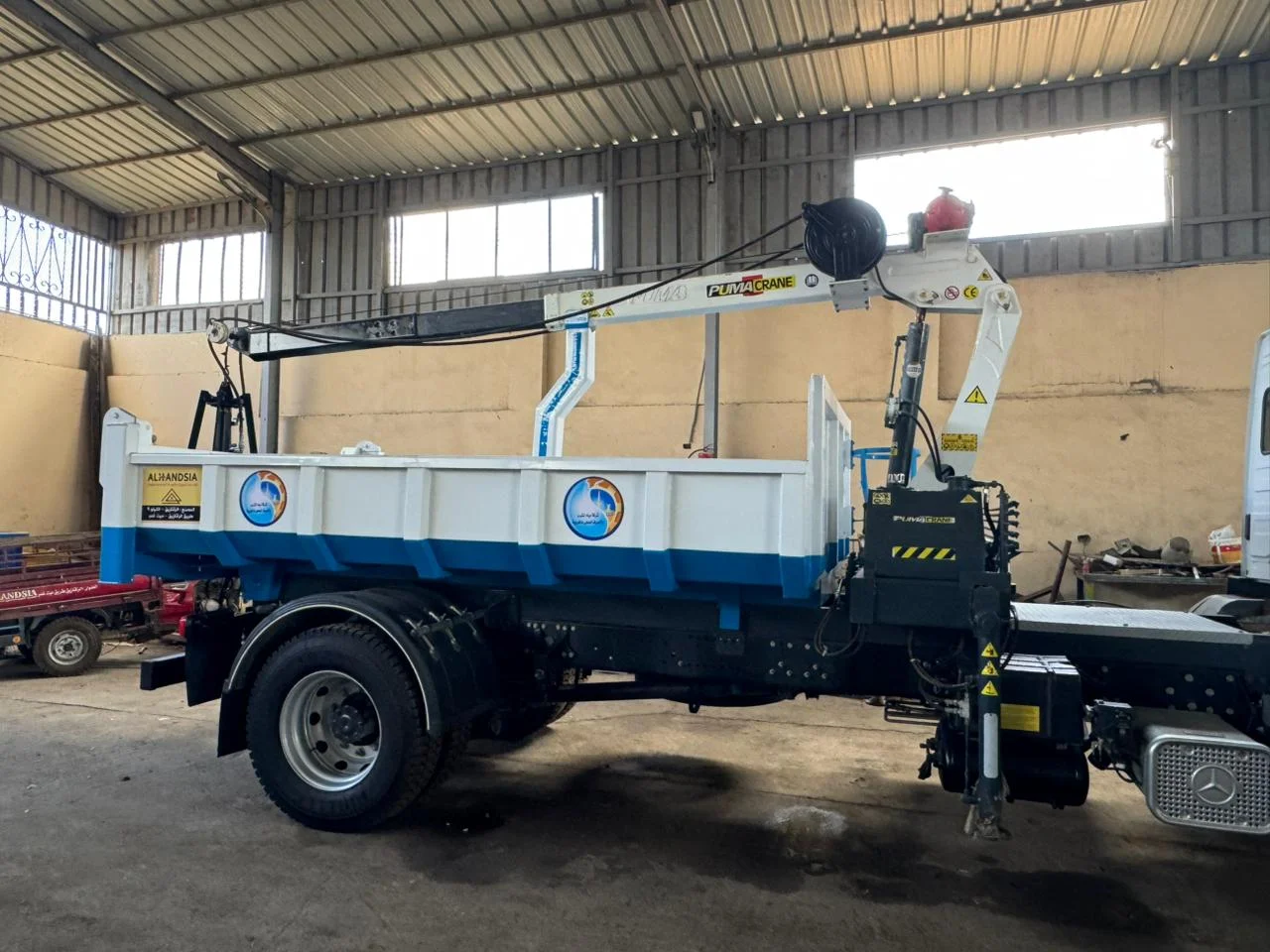 Hydraulic rams for lifting waste 9