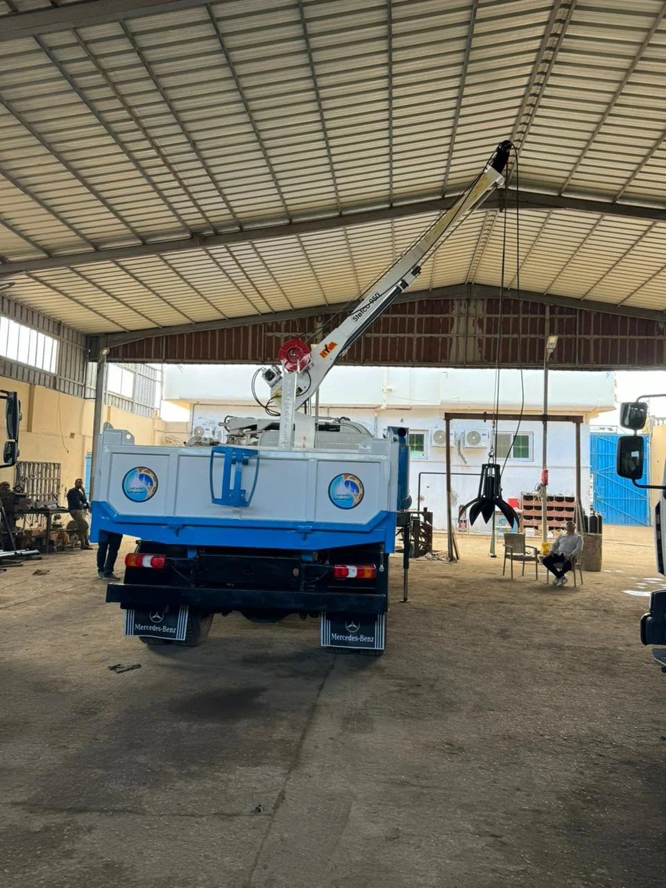 Hydraulic rams for lifting waste 6