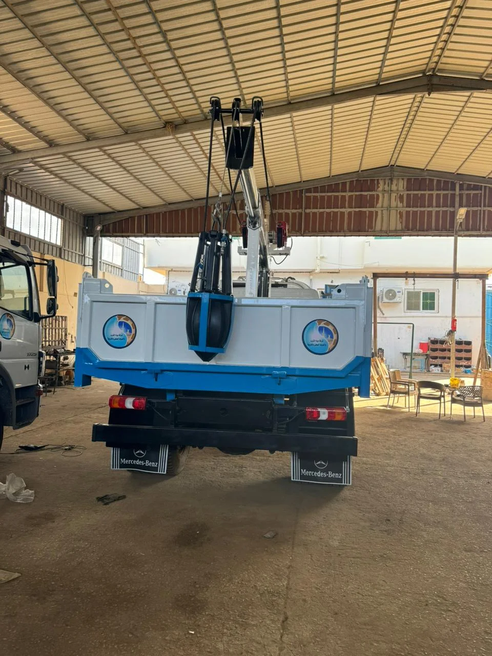 Hydraulic rams for lifting waste 3